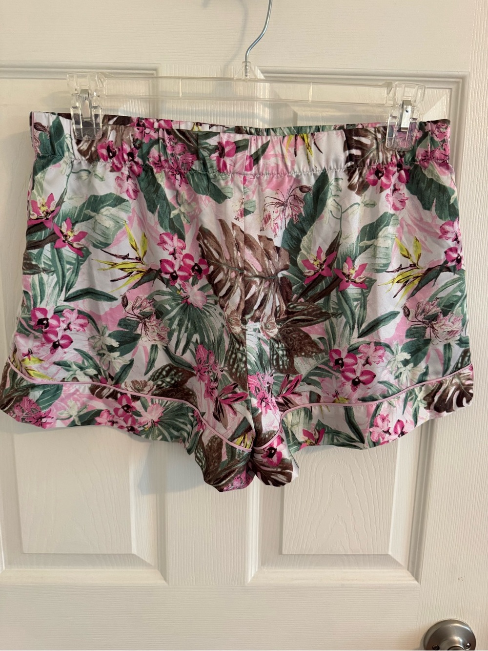 Victoria's Secret, floral-patterned two-piece satin pajama set or loungewear. - Picture 5 of 11